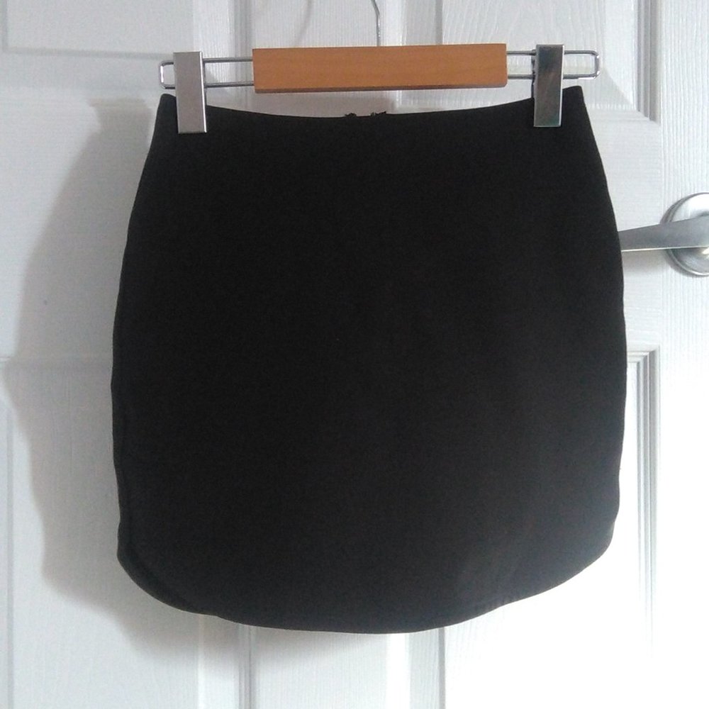 Rounded Side Split Black Mini Skirt